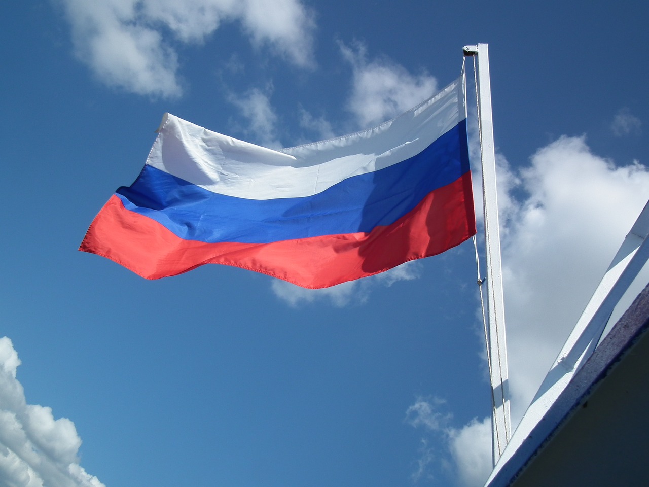 Image - flag russia moscow clouds flutter