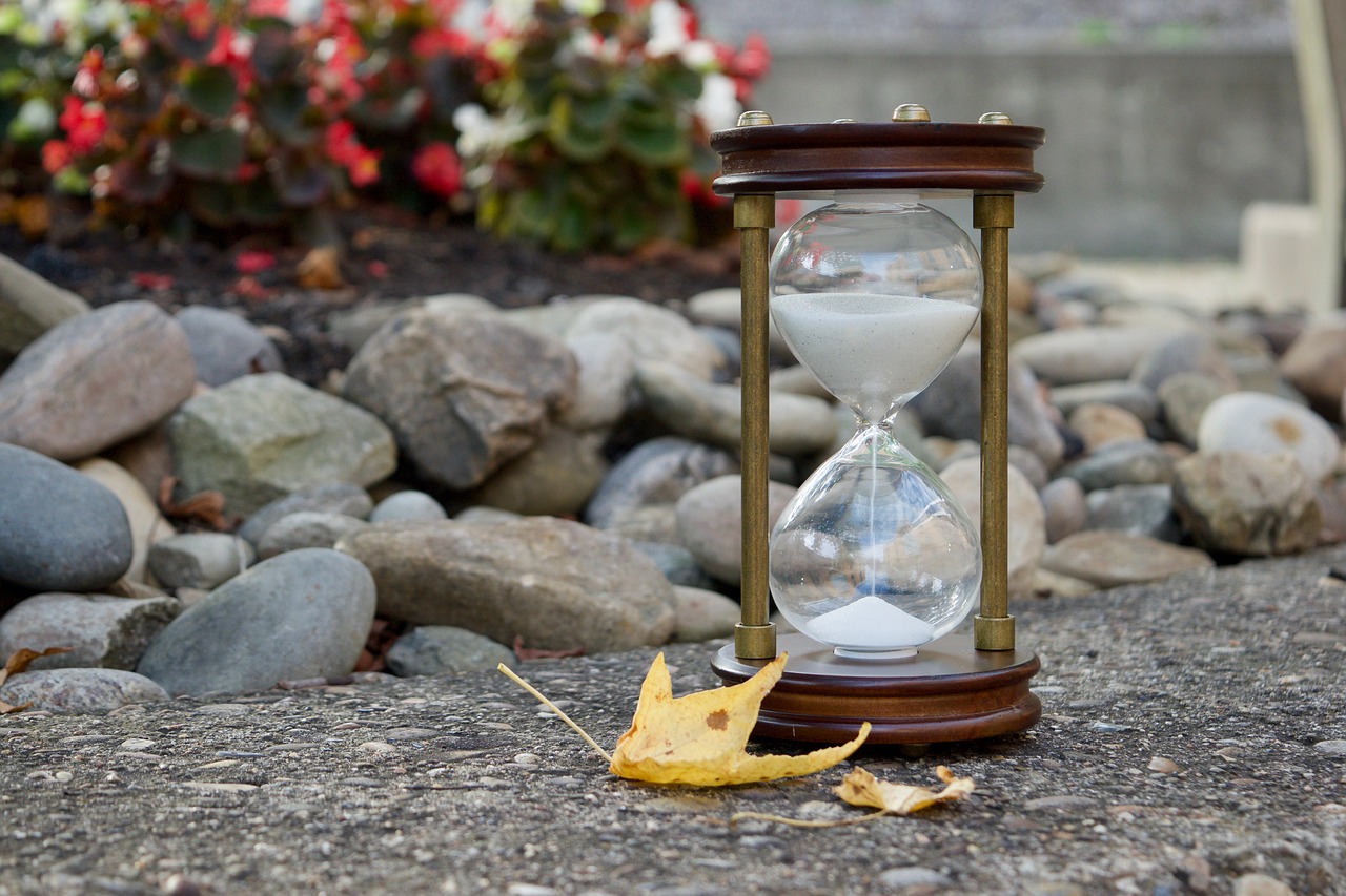 Image - hourglass sand time leaves fall