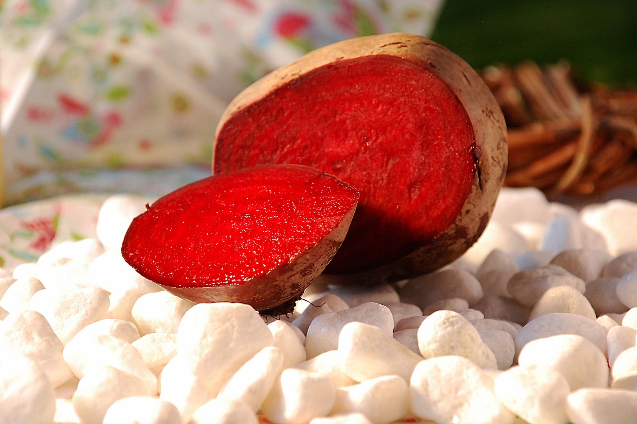 Image - beets decoration red white