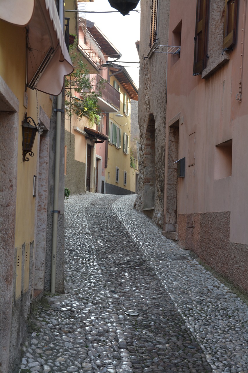 Image - lane alley malcesine houses garda