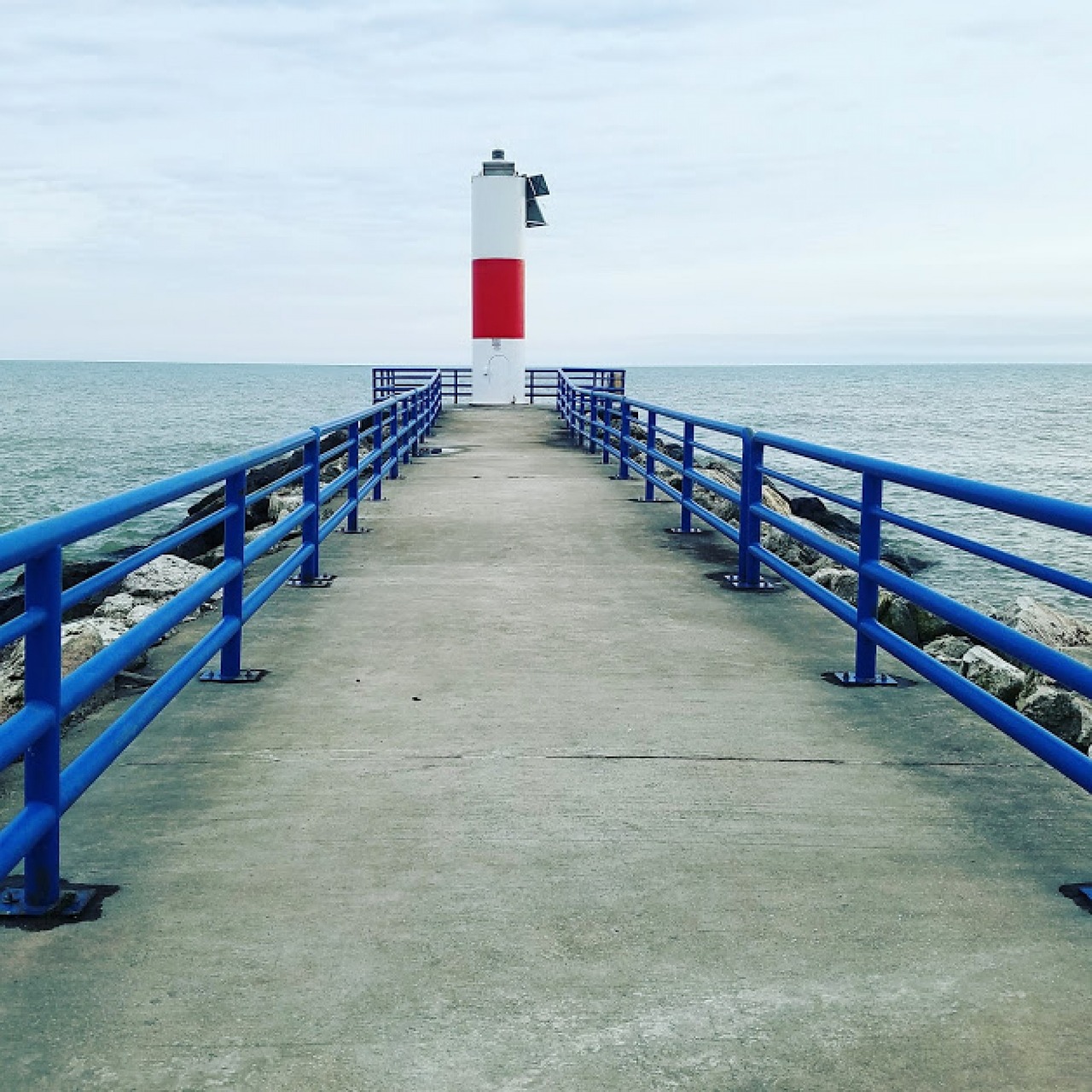 Image - lighthouse lake michigan shore