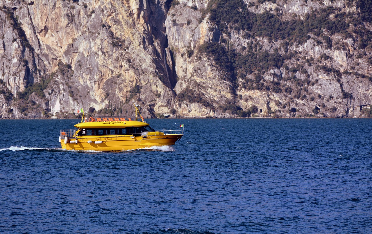 Image - lake boat mountain garda italy