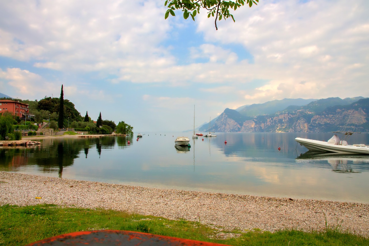 Image - garda italy lake malcesine bank