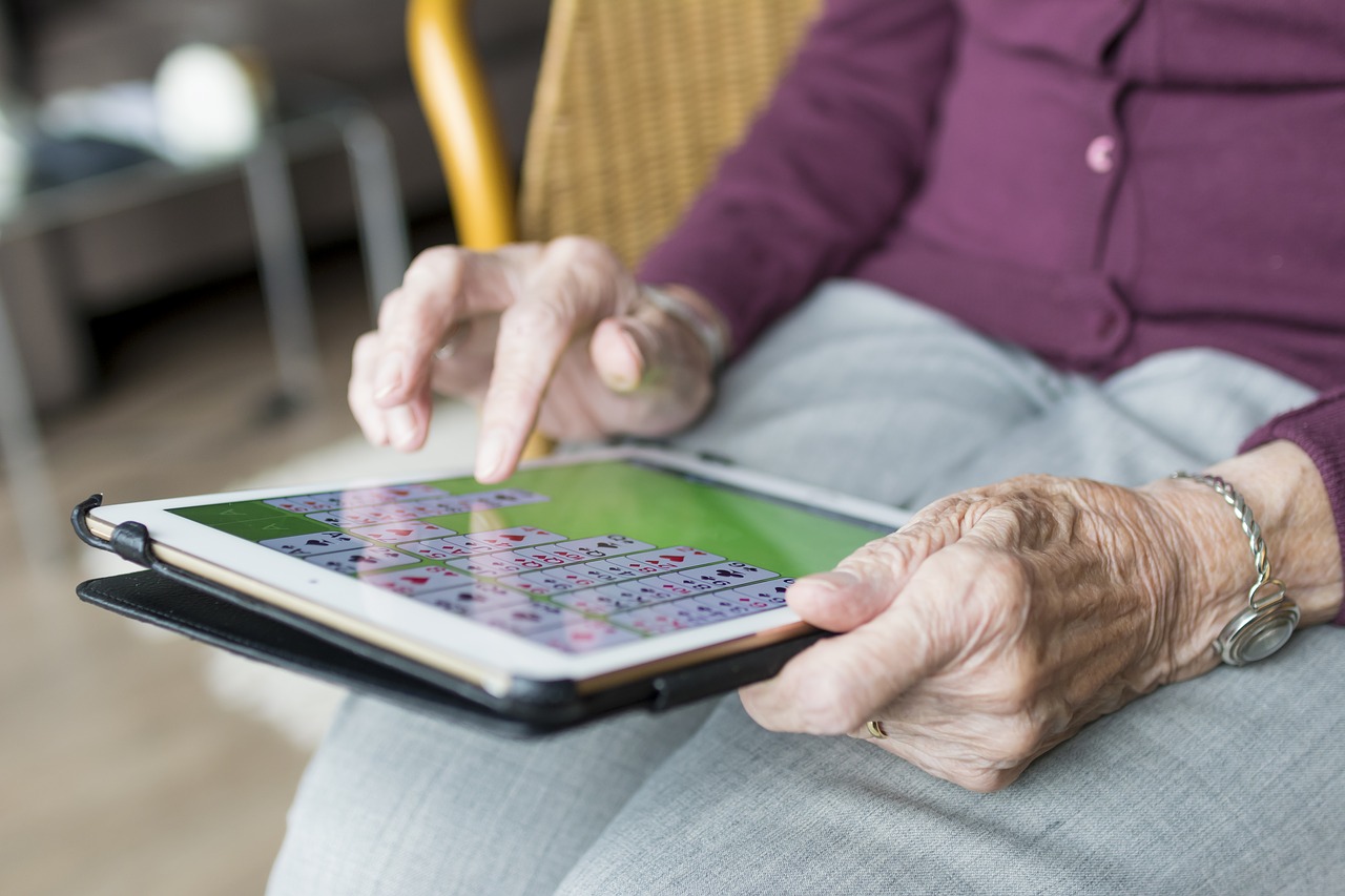 Image - hand hands old old age ipad