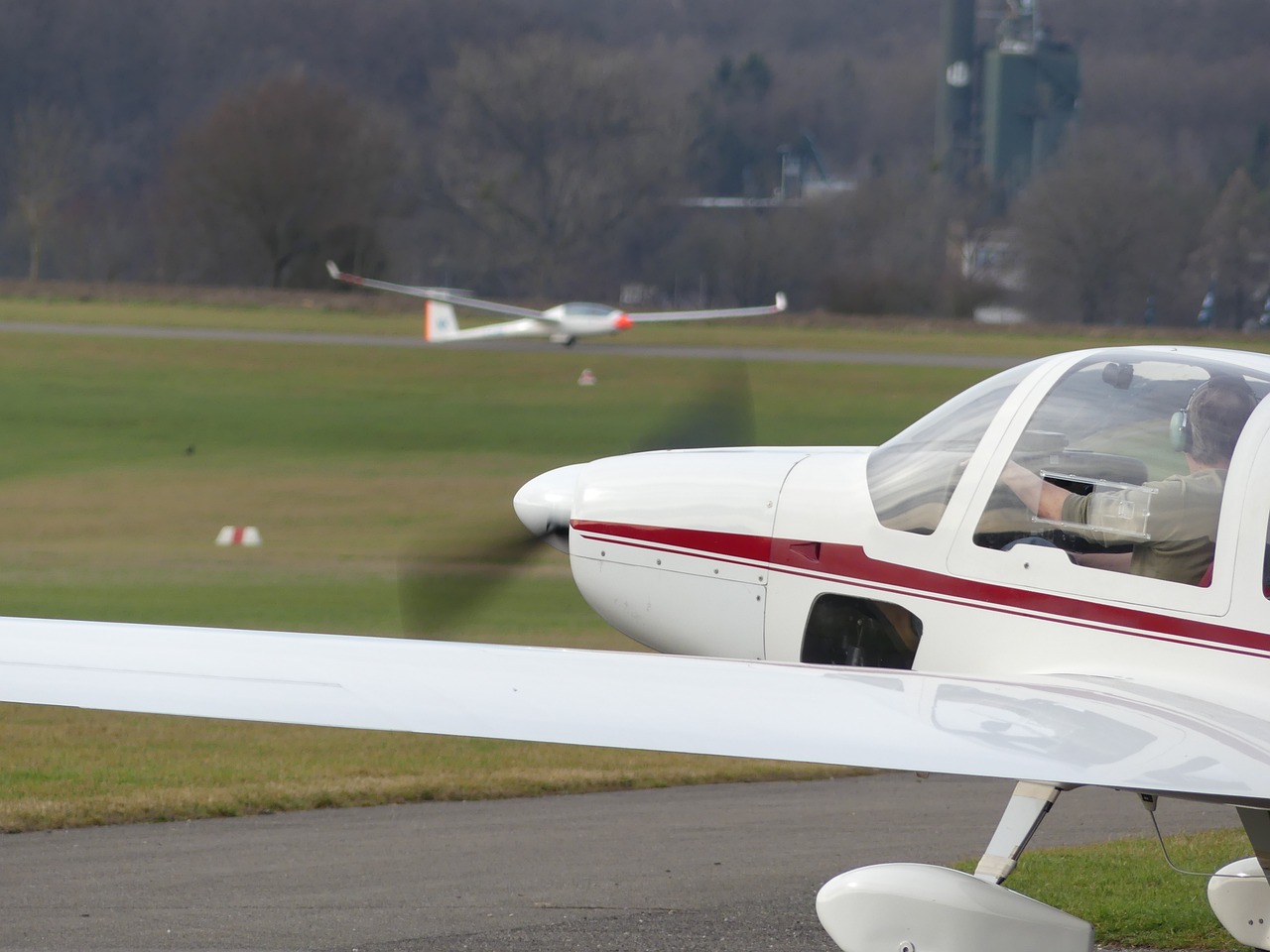 Image - aircraft glider airport