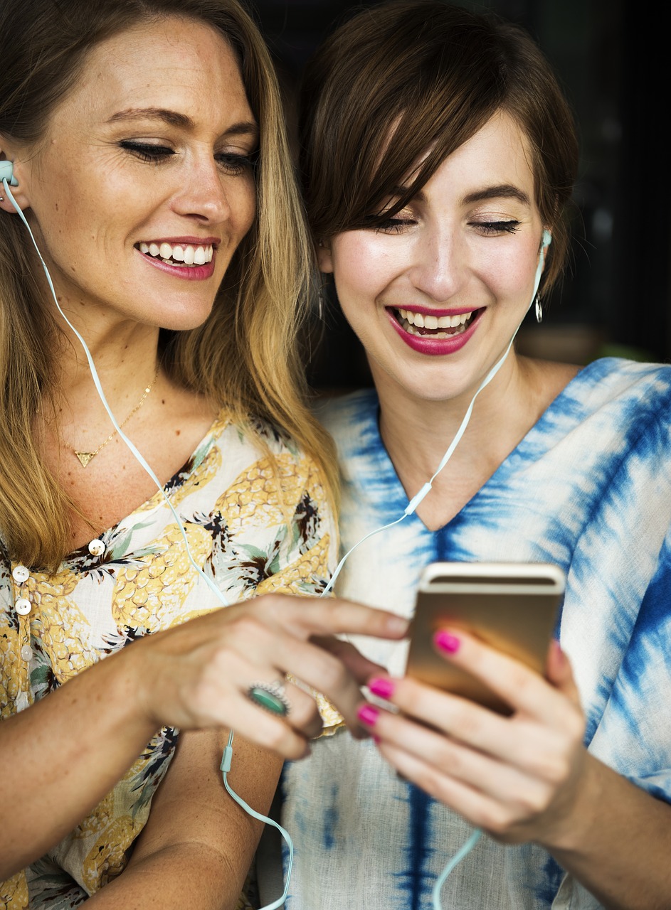 Image - phone travel together wanderlust