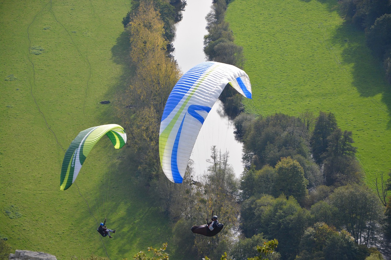 Image - paragliders practice in free flight