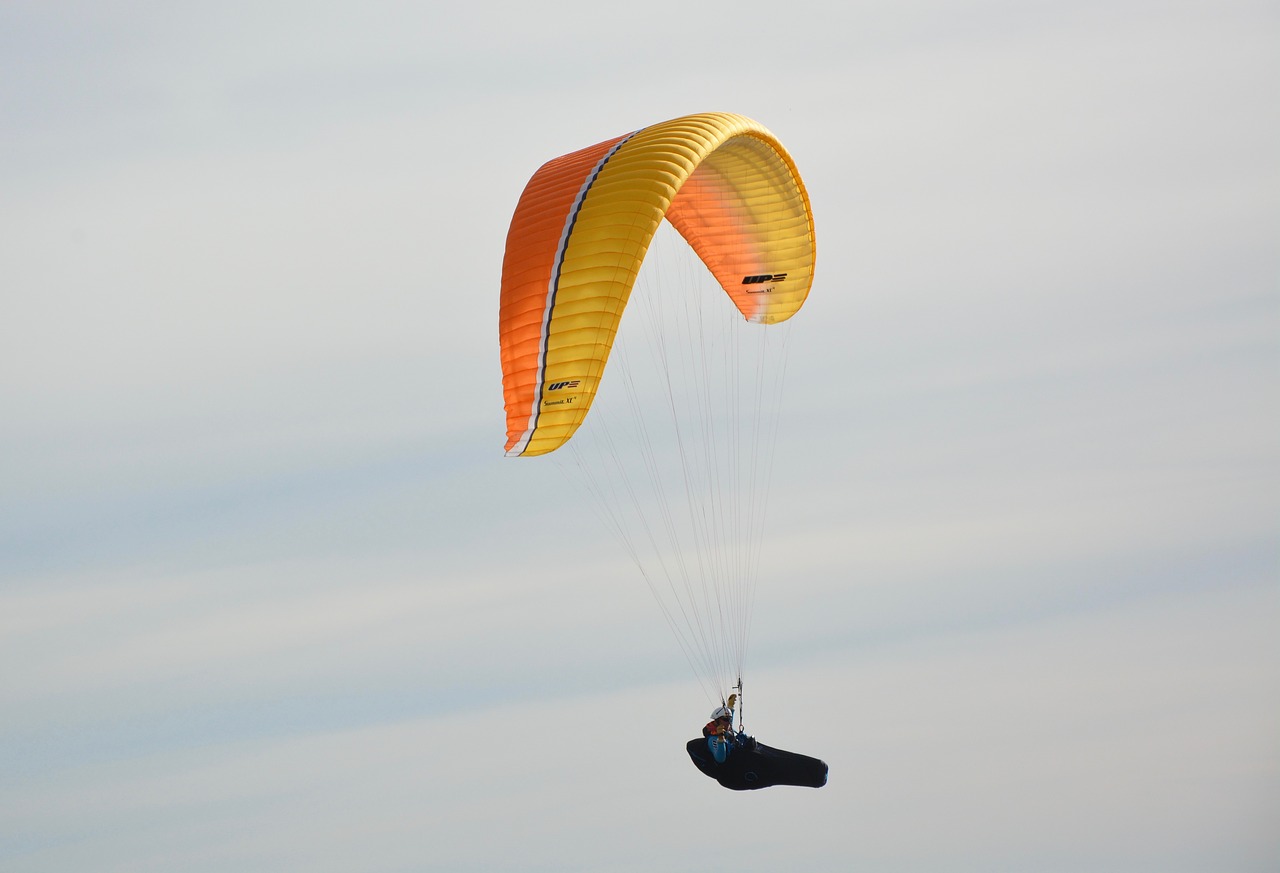 Image - paragliders practice in free flight