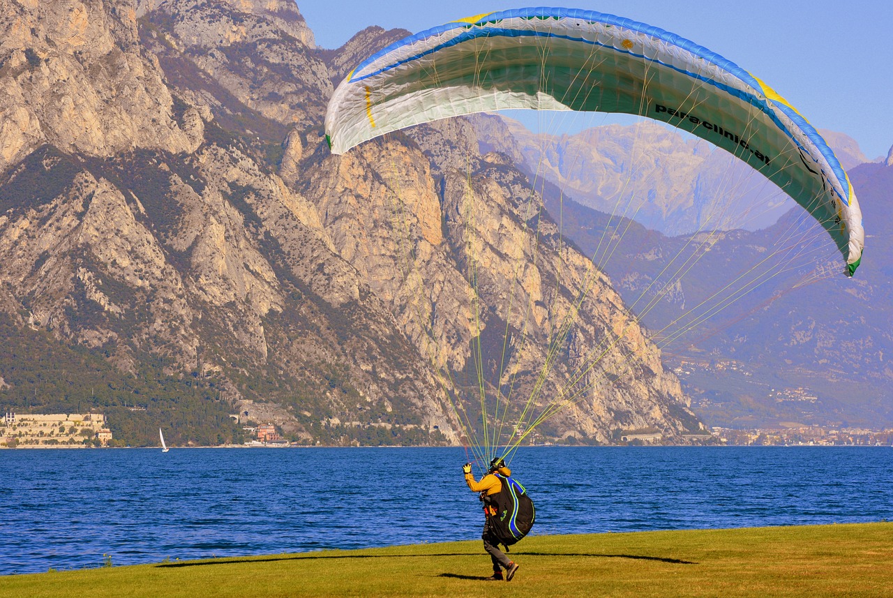 Image - paragliding landing prato lake fly