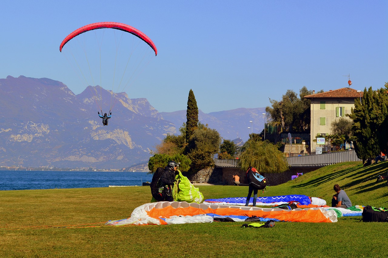 Image - paragliding landing prato lake fly