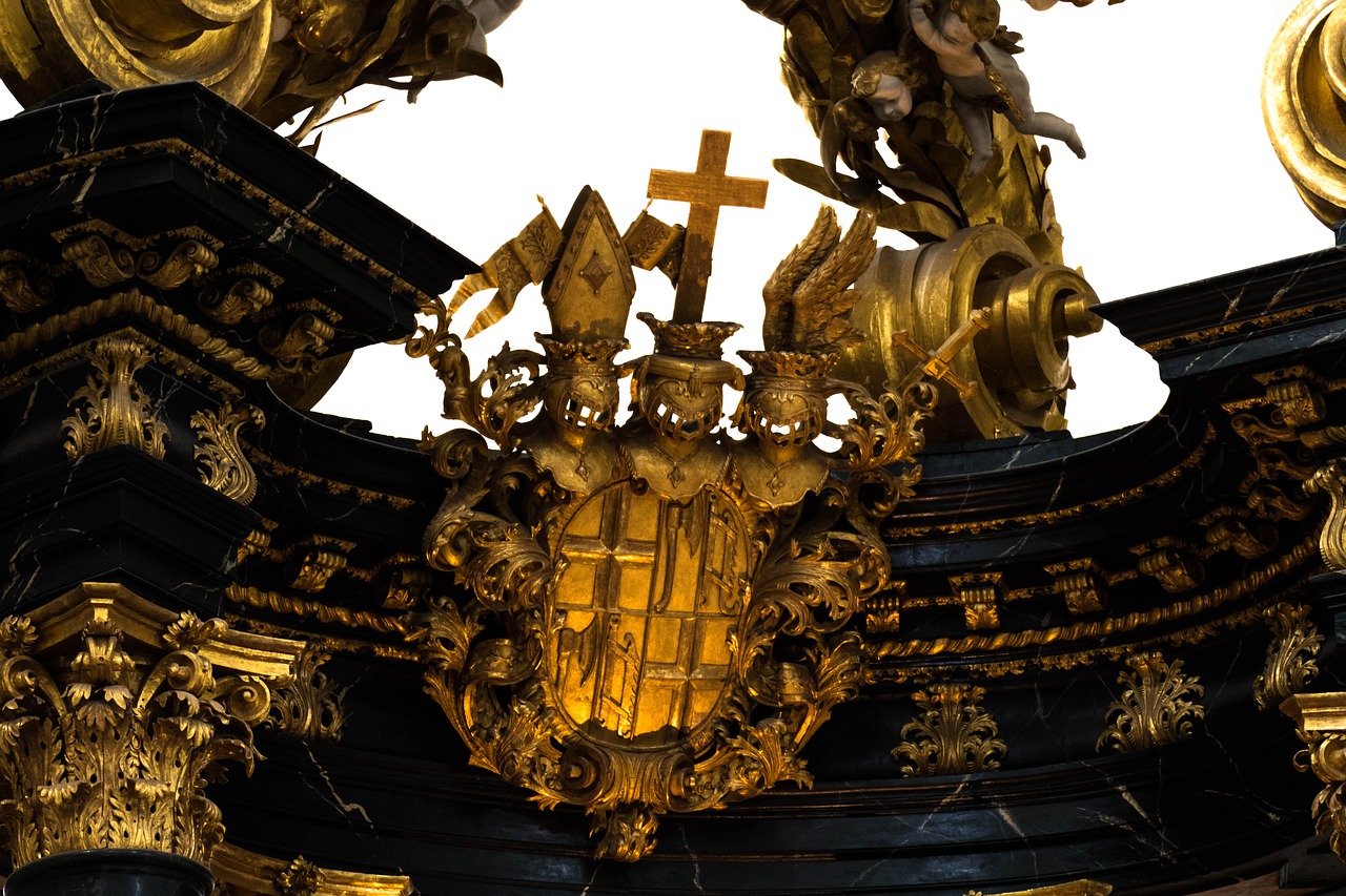 Image - gold coat of arms church dom fulda