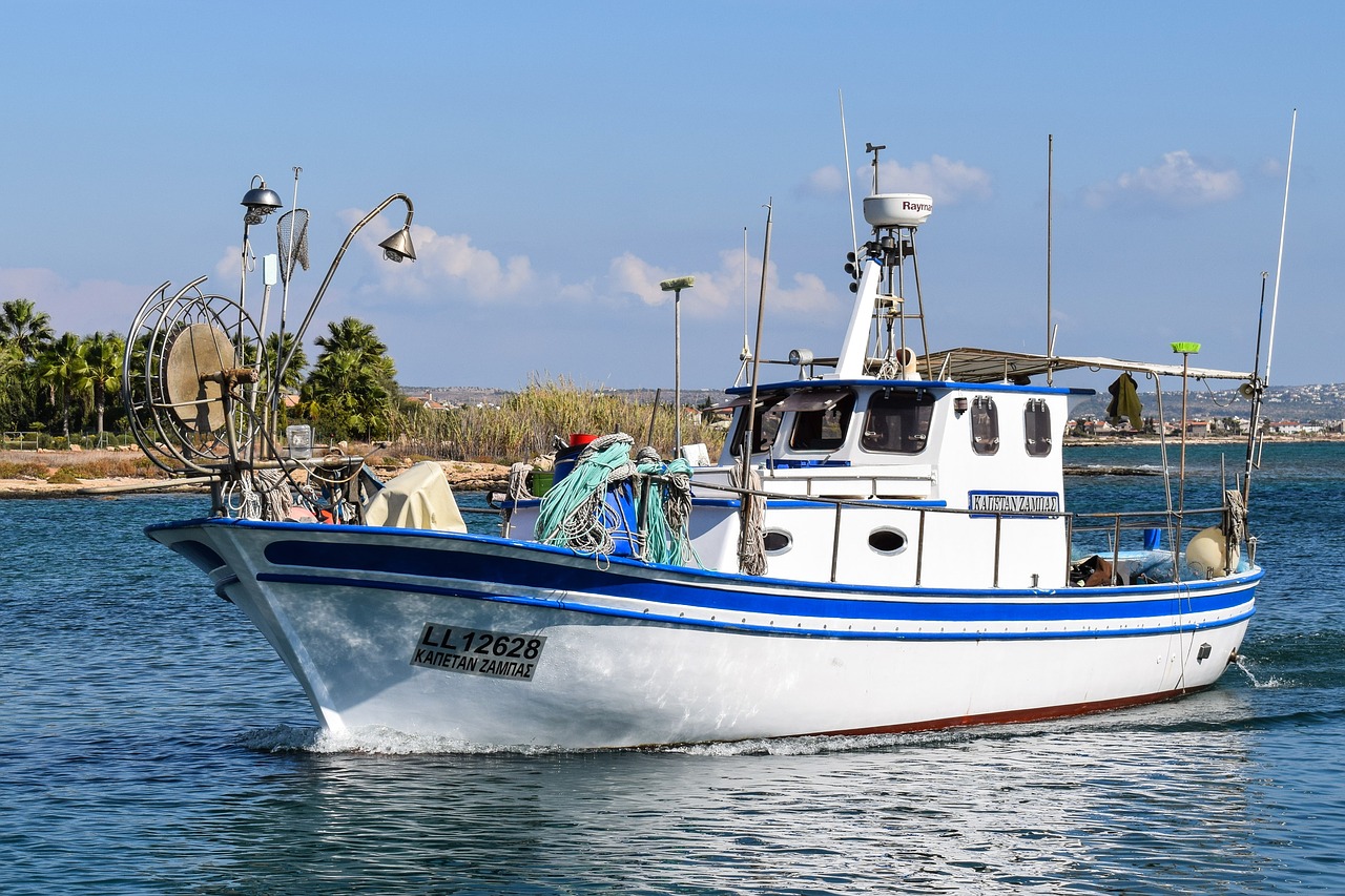 Image - fishing boat traditional sea