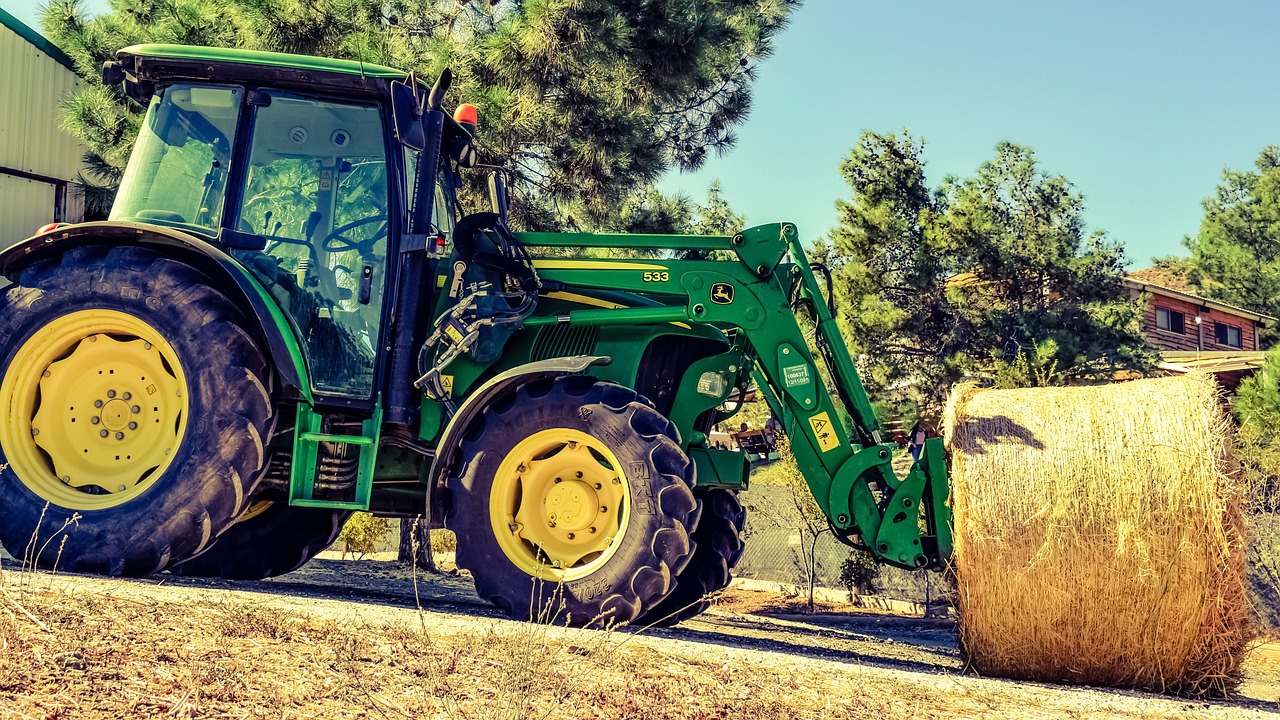 Image - tractor hay bale farming