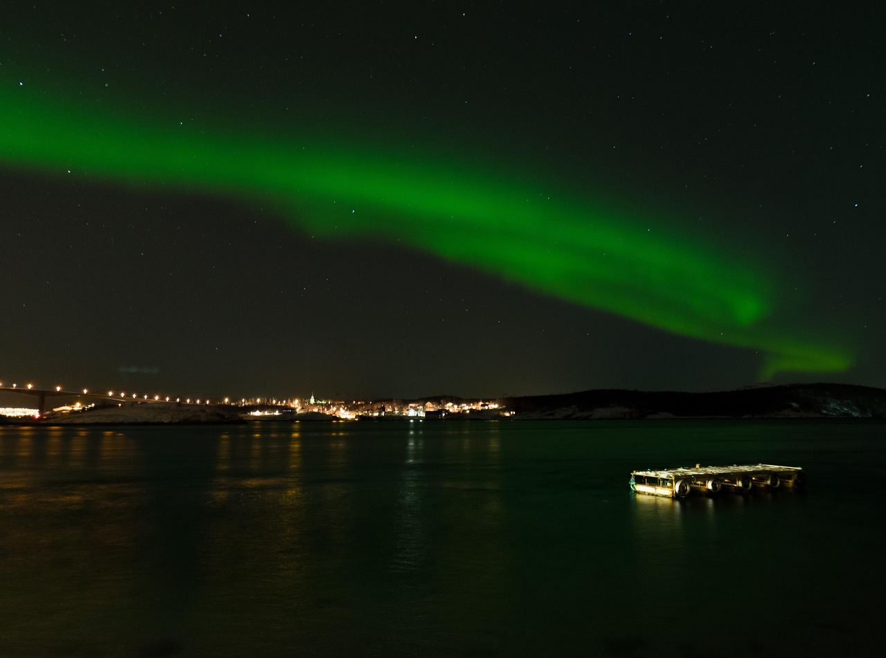 Image - northern lights water reflection