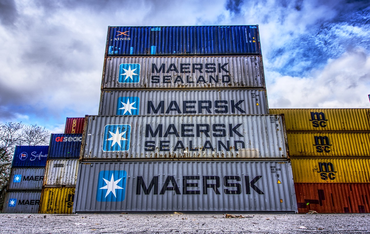 Image - container port loading stacked