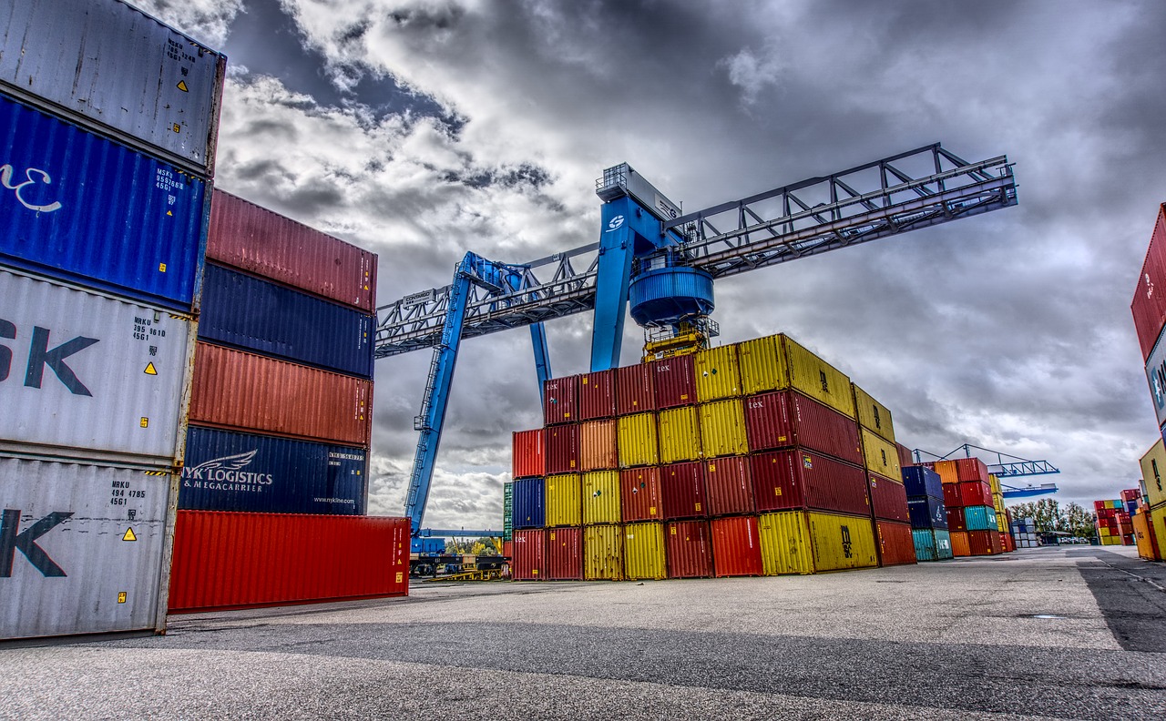 Image - container port loading stacked