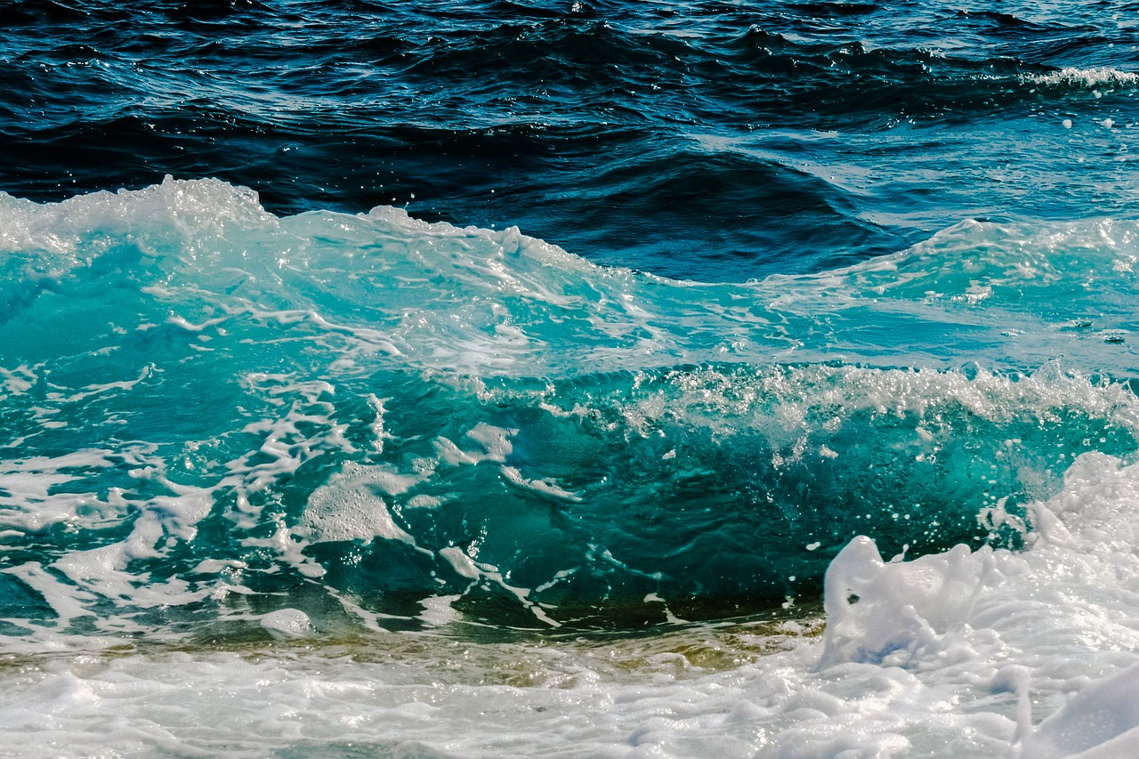 Image - wave crushing sea spray foam