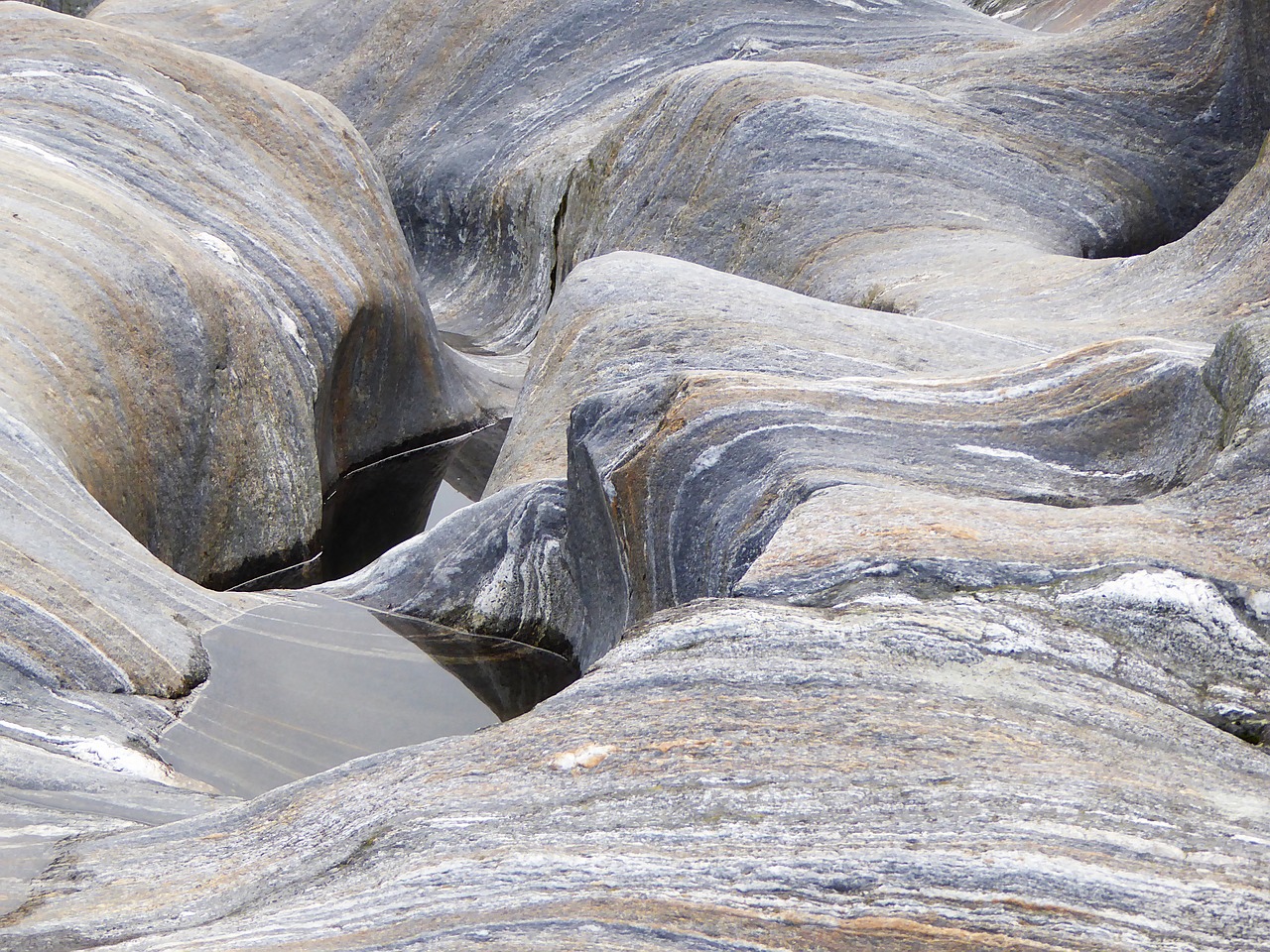 Image - river rock soft granite water