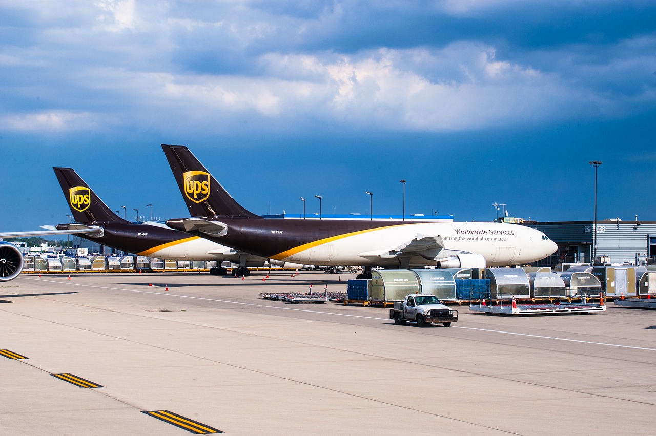 Image - ups engine boeing 747 8f airport