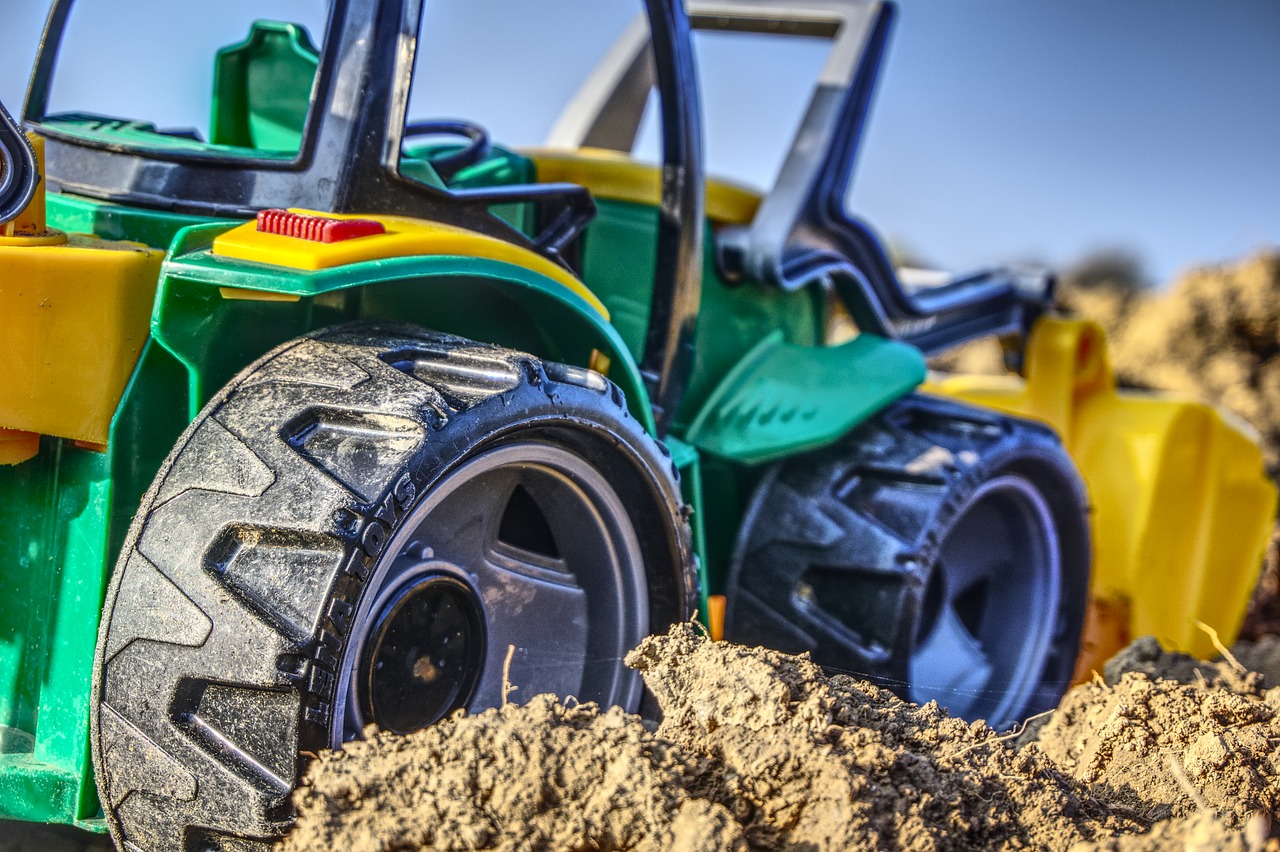 Image - tractor close macro toys