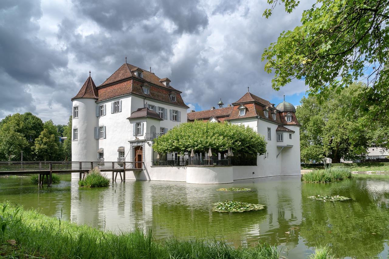 Image - water moated castle historically