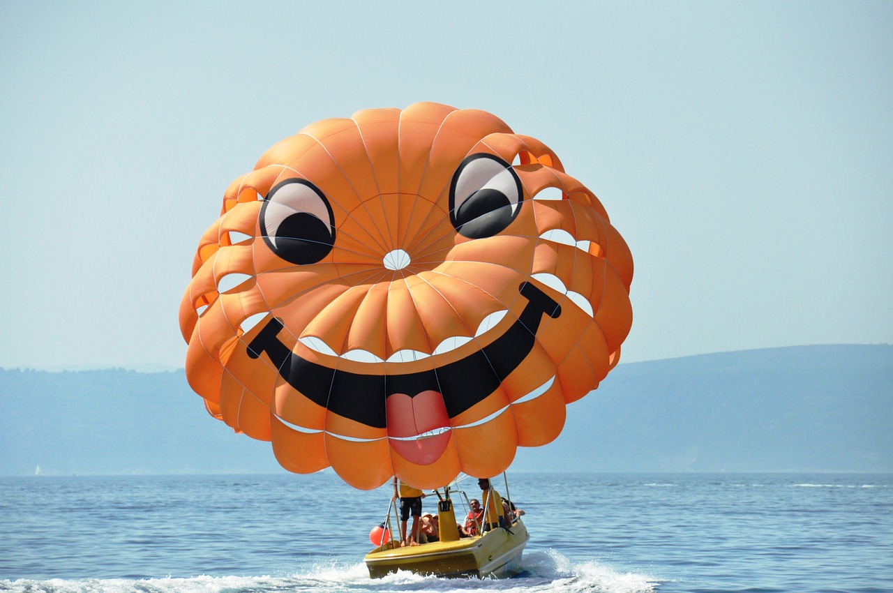 Image - parachute smiley sea
