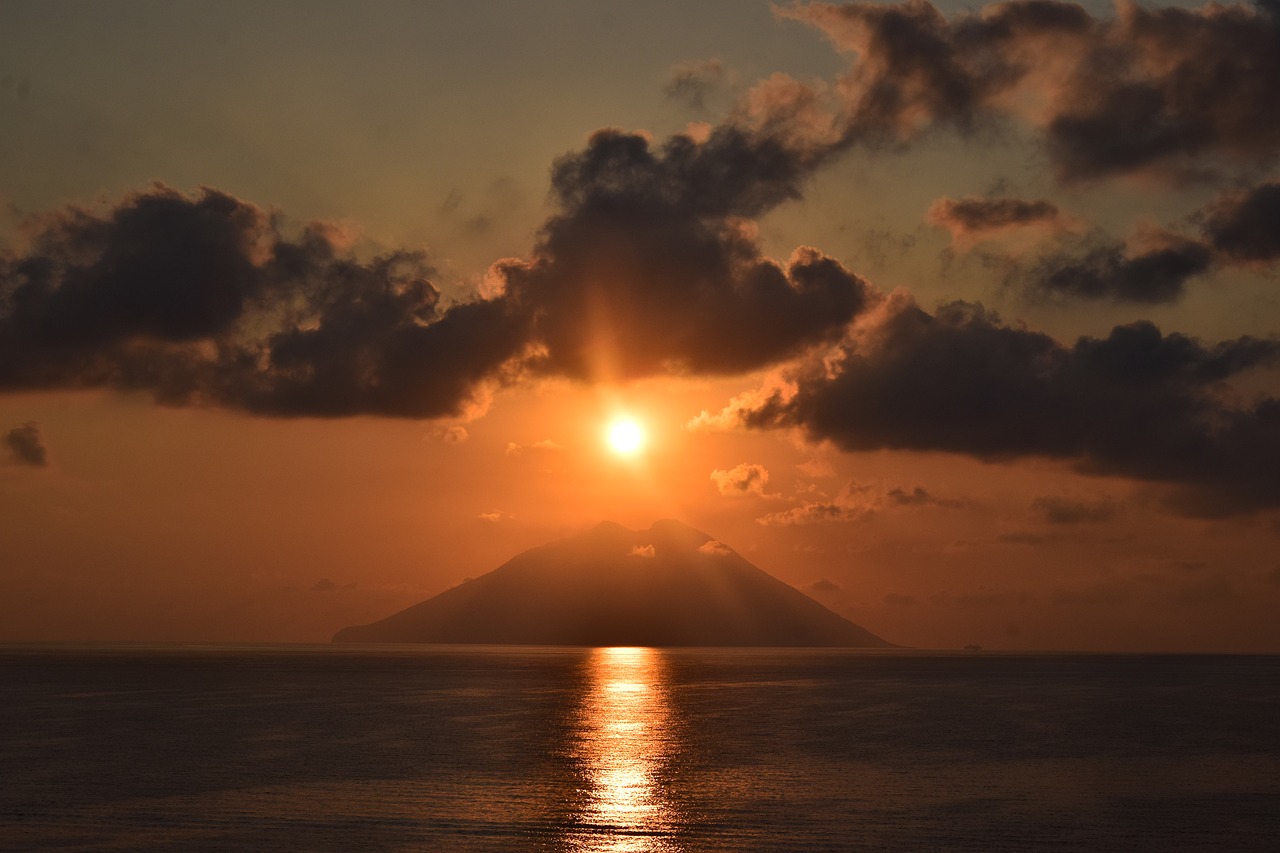 Image - sun cloud sea stromboli volcano