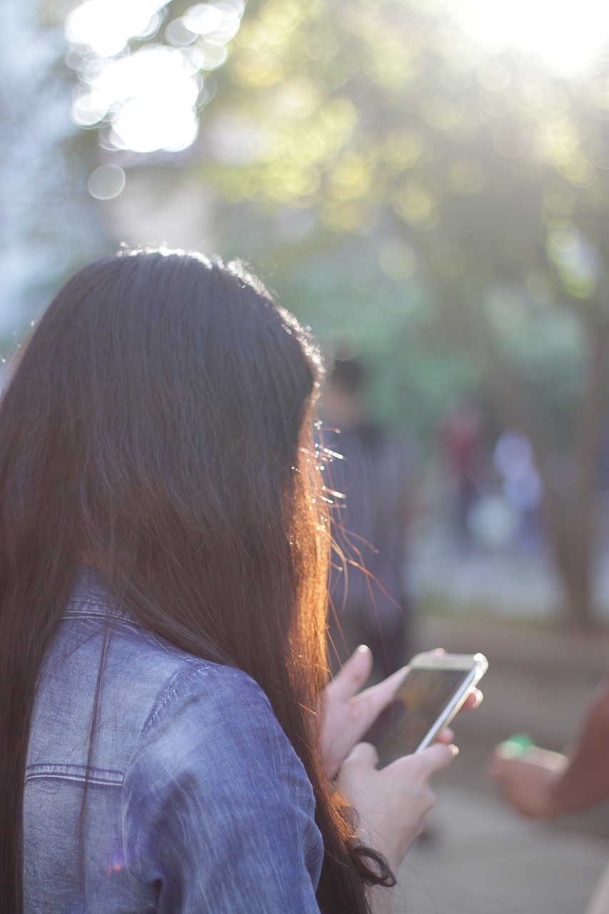Image - girl back girl texting girl calling