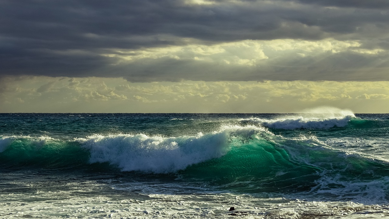 Image - wave spectacular smashing sky