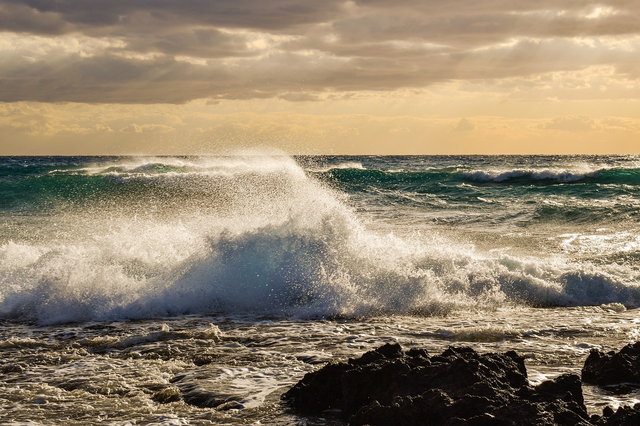 Image - wave spectacular smashing sky