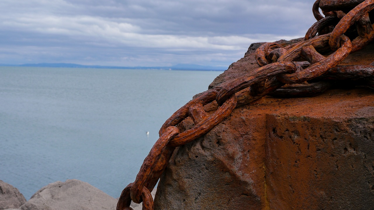 Image - ocean iceland chain rusty rust