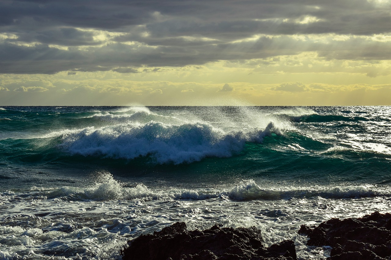 Image - wave spectacular smashing sky