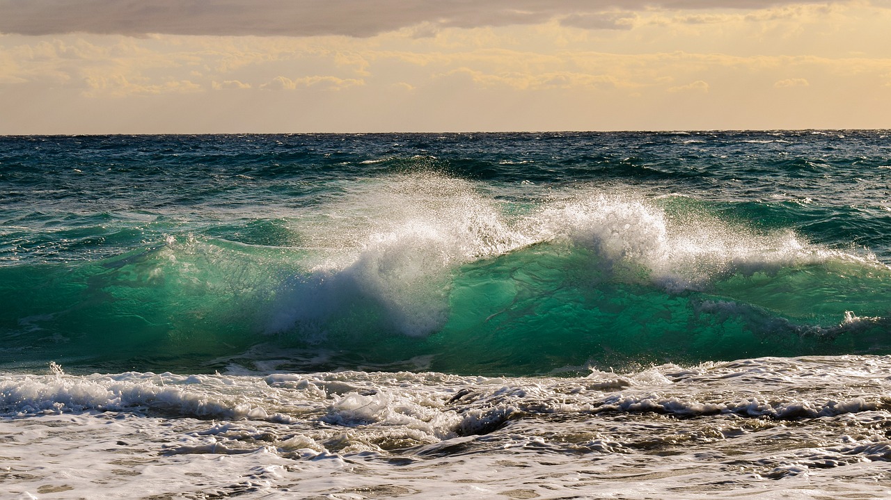 Image - wave spectacular smashing storm