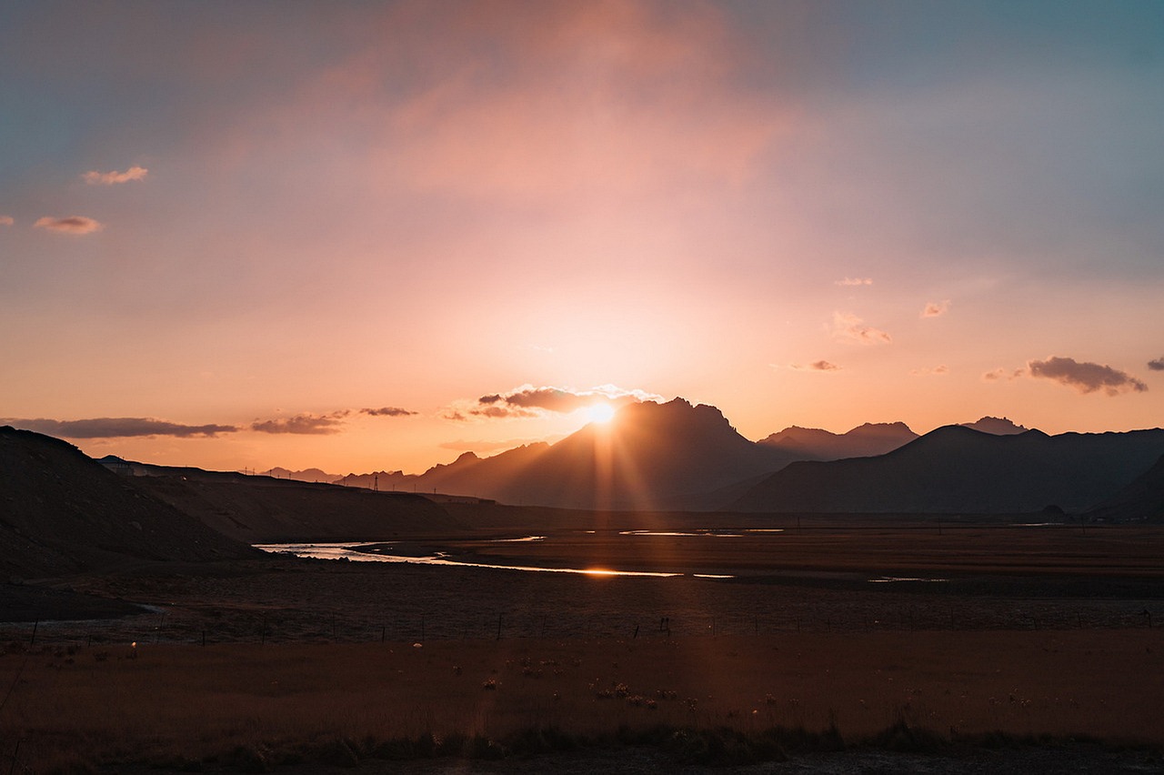 Image - dawn mountain sunbeams sky water