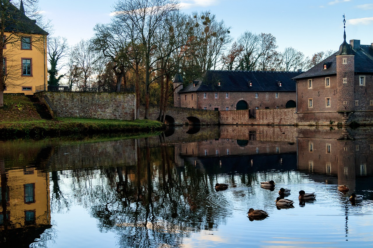 Image - castle moated castle