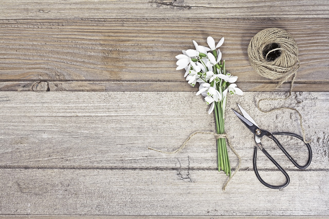 Image - wood flower yarn scissors