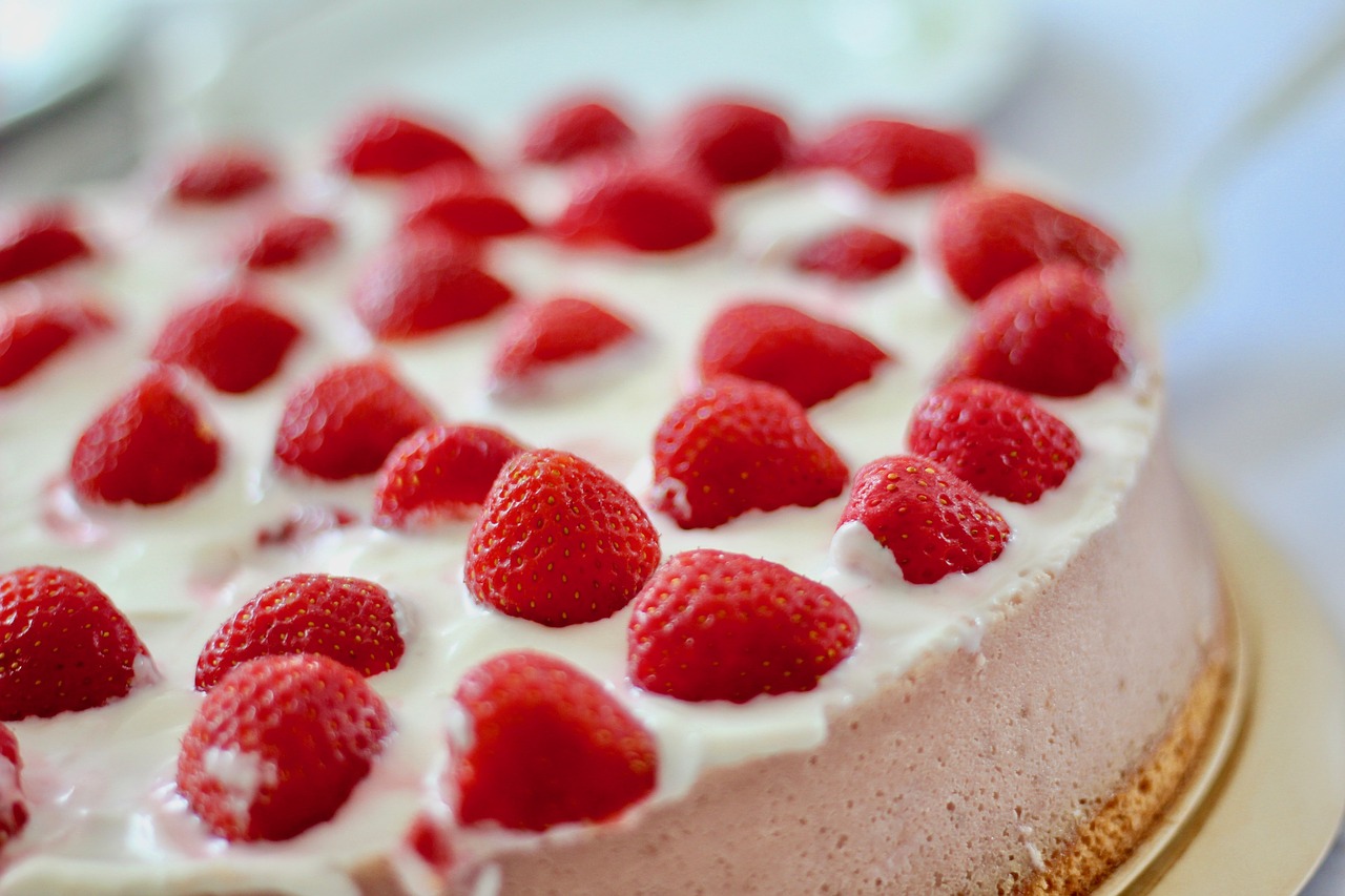 Image - strawberries cake sweet red bake