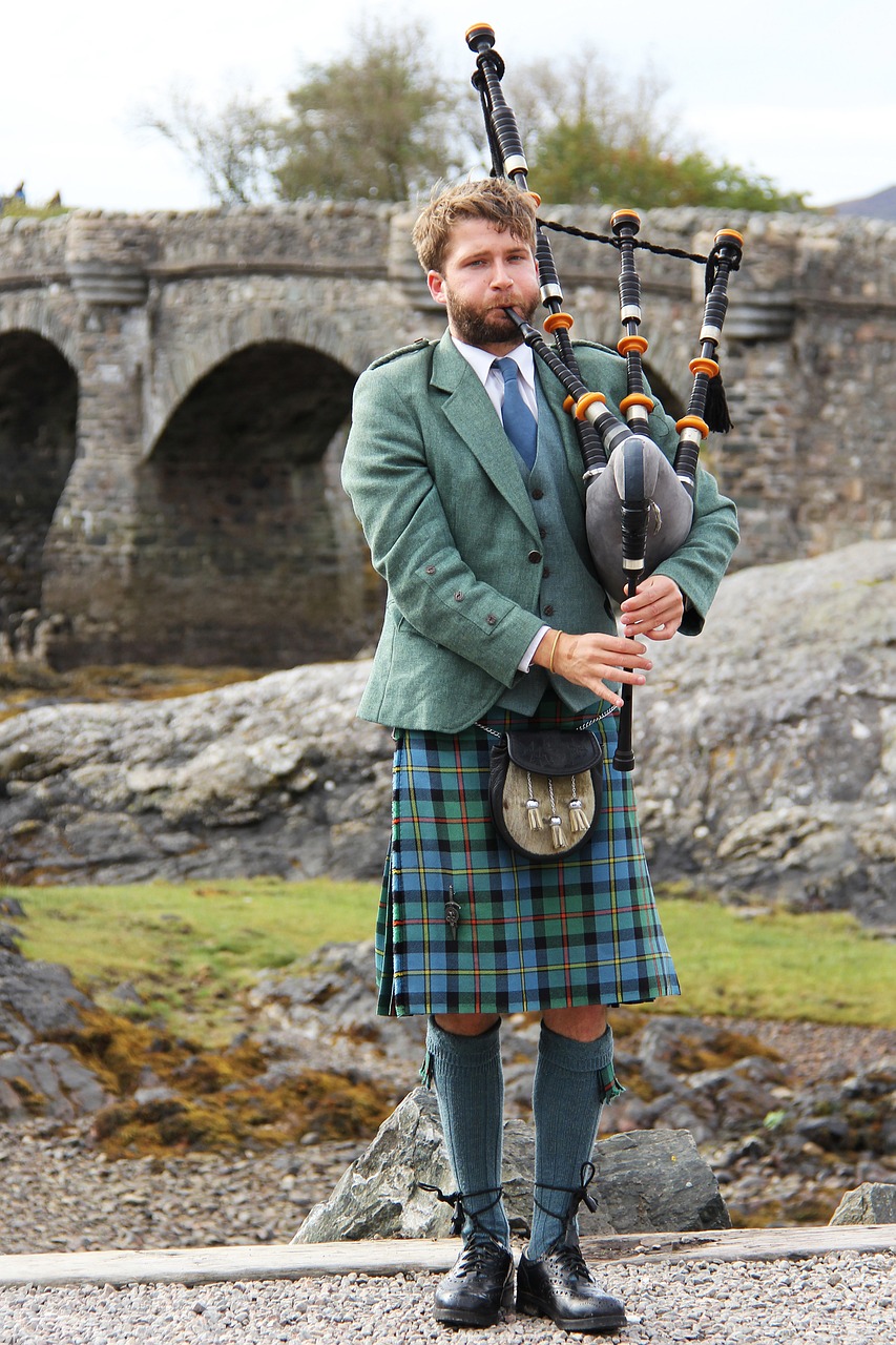 Image - bagpipes highlander castle scottish