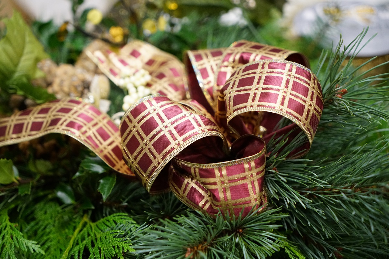 Image - christmas bow evergreen gold red