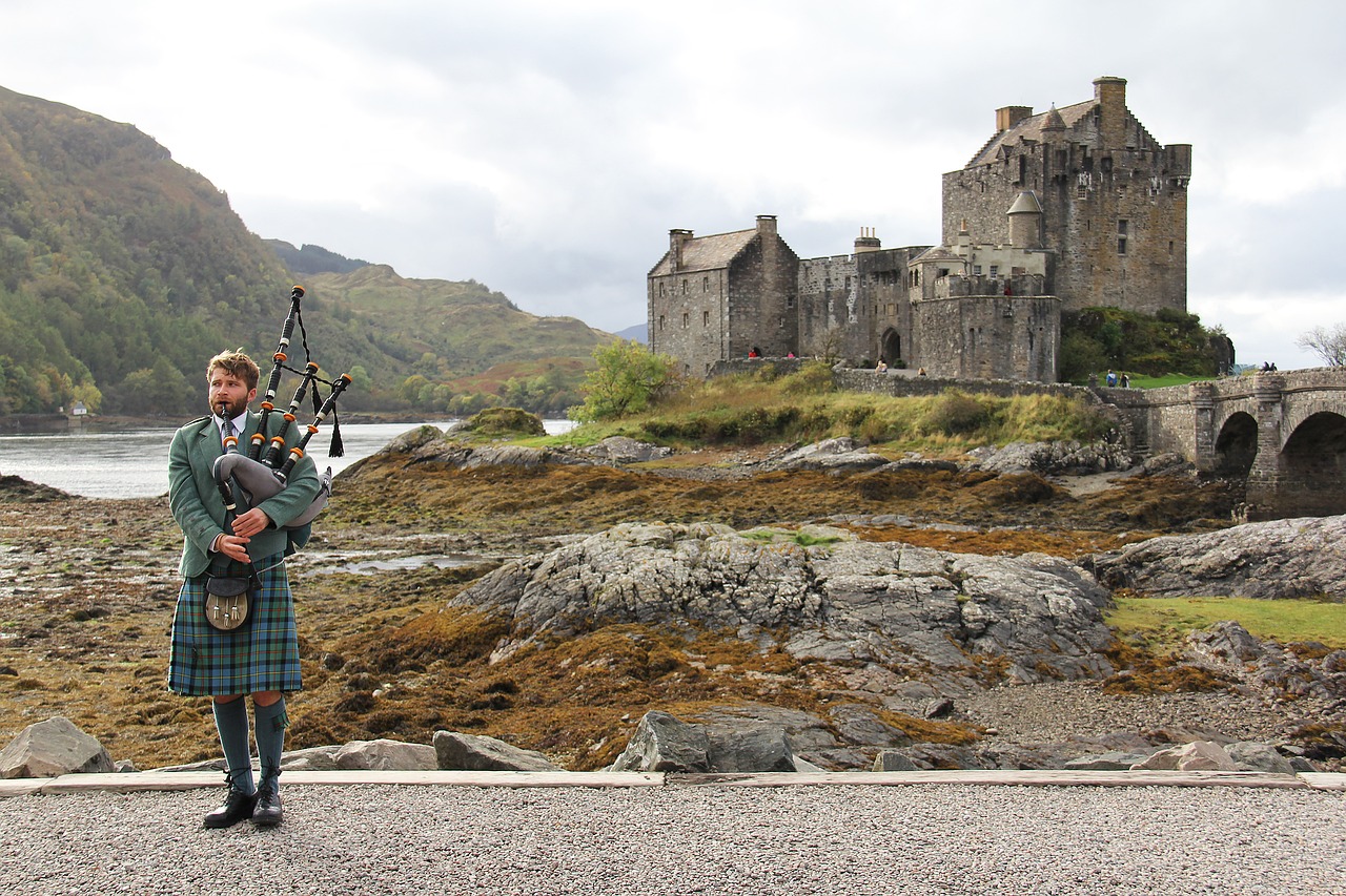 Image - bagpipes highlander castle scottish