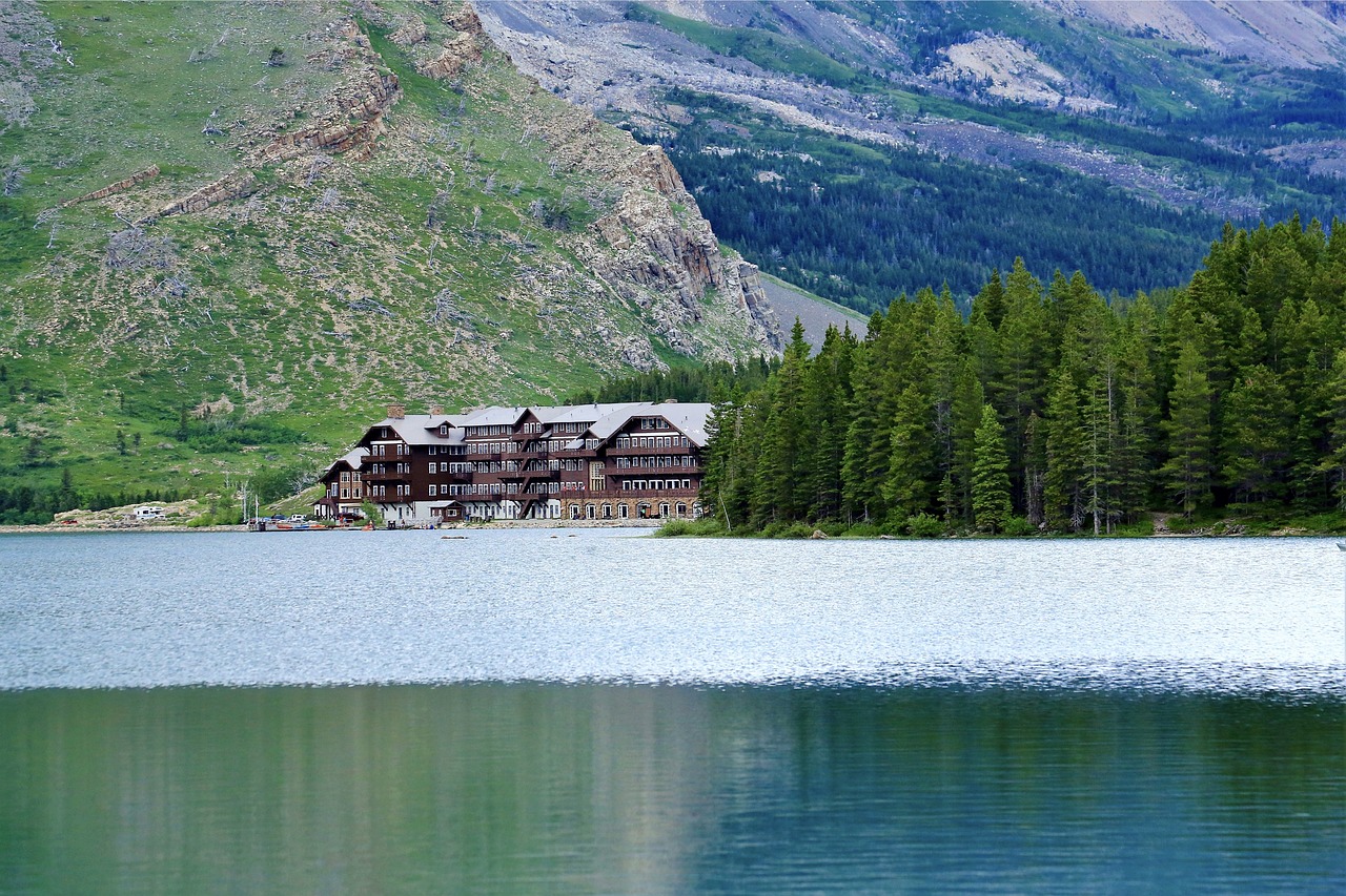 Image - many glacier hotel swiftcurrent lake