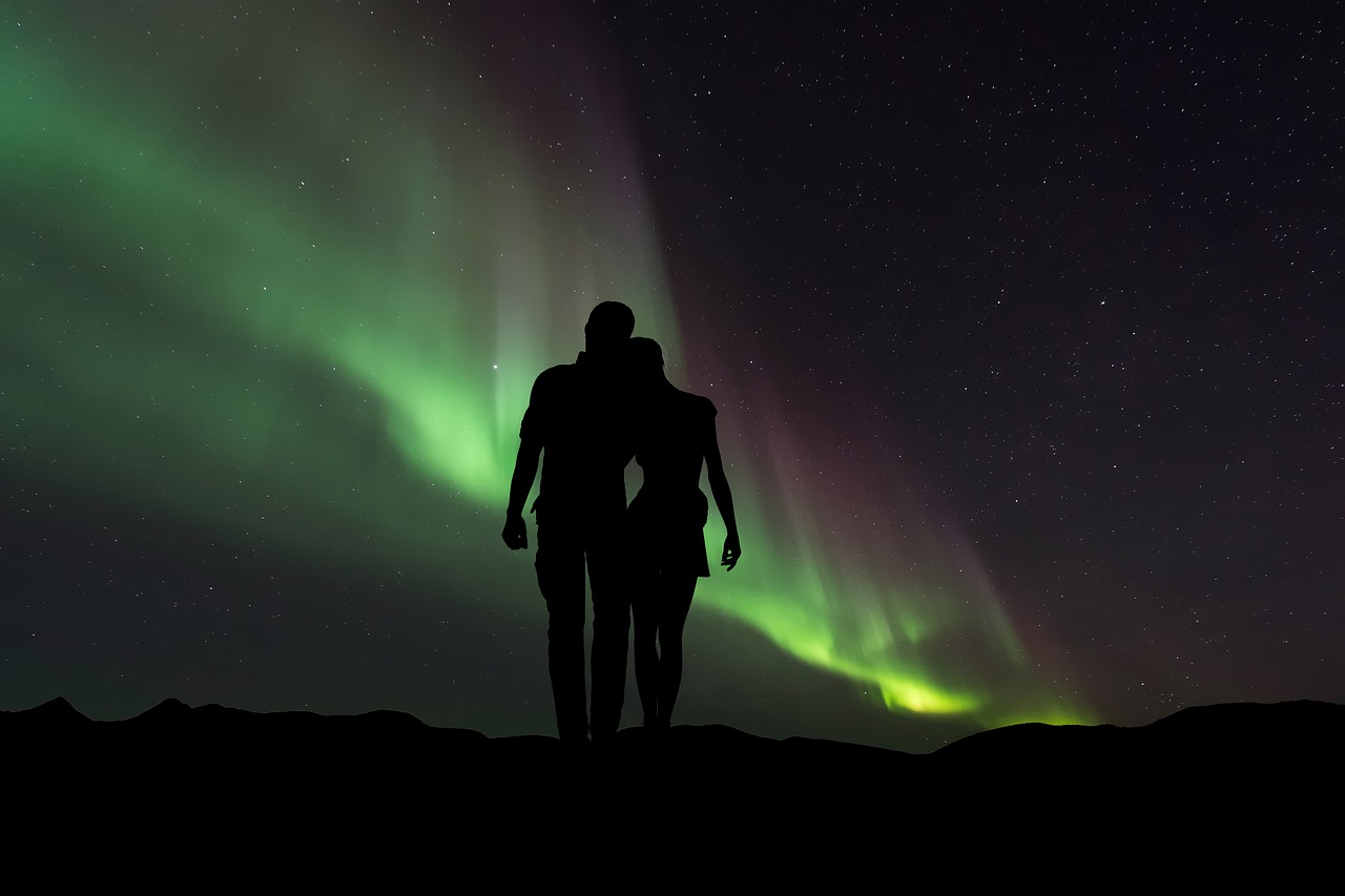 Image - silhouette people northern lights