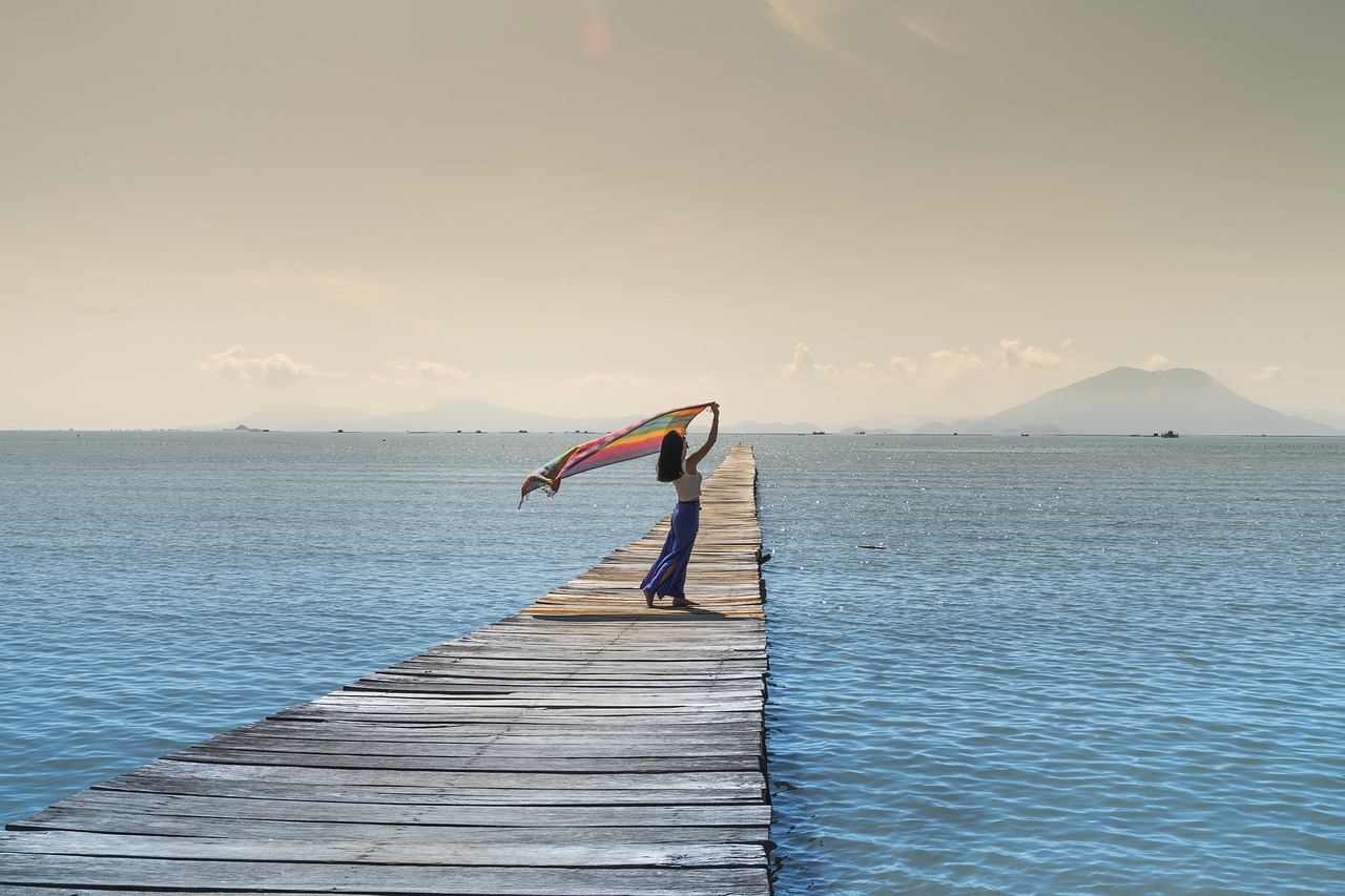 Image - women happy shawl people the sea