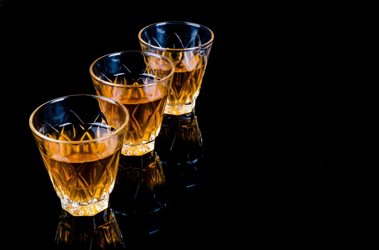 Image - bar liquor barman pouring close up