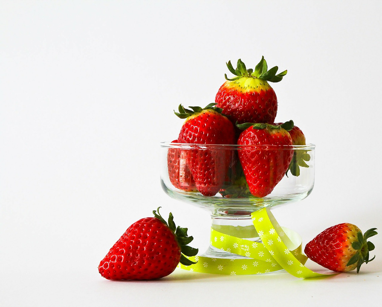 Image - fruits strawberries fruit red