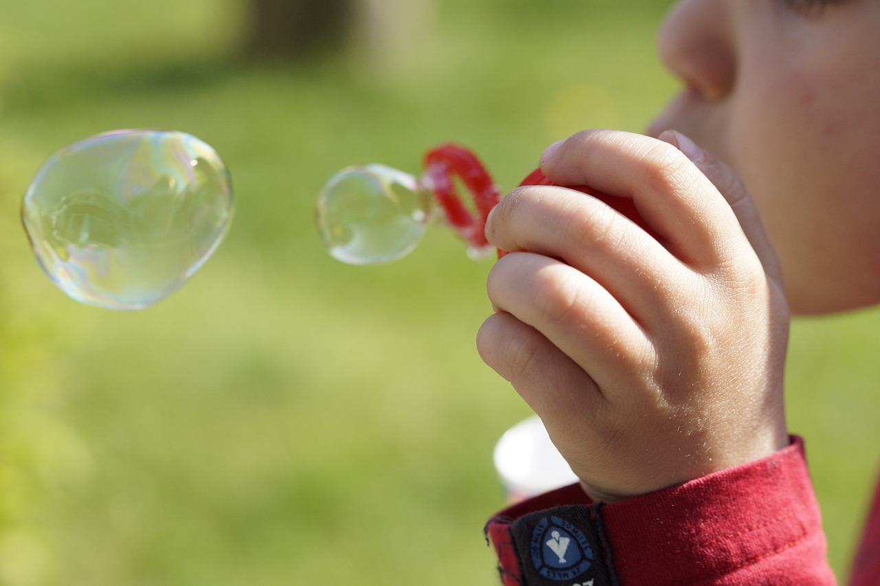 Image - soap bubbles make soap bubbles child