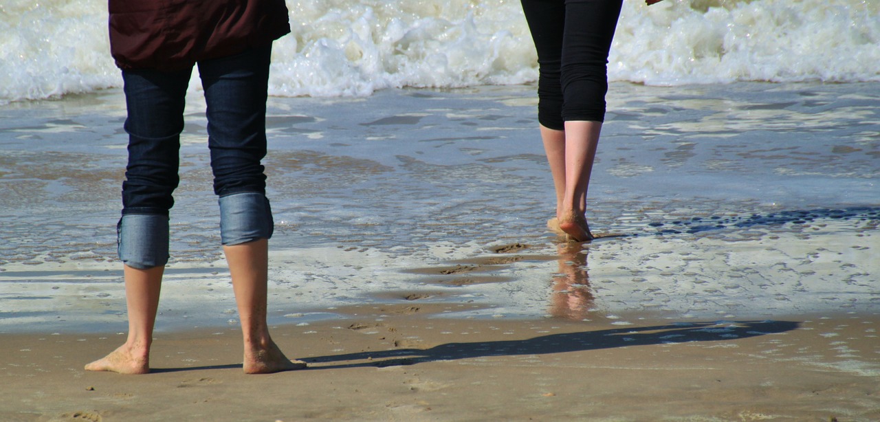 Image - legs feet lower body figure beach