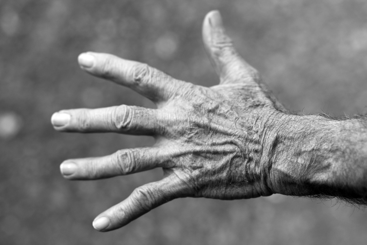 Image - hand elderly woman wrinkles