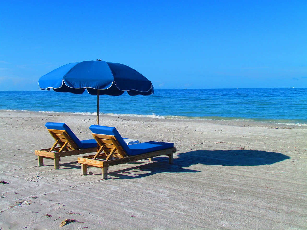 Image - beach relax chair umbrella ocean