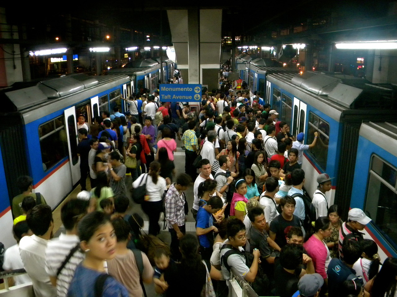 Image - train crowd transportation